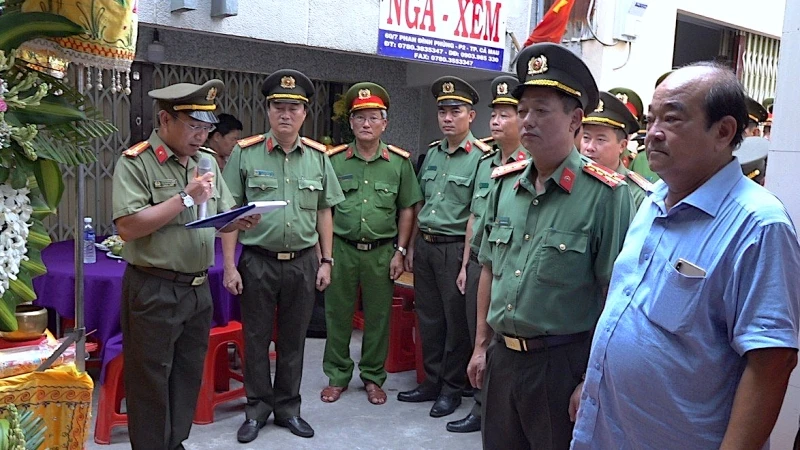 Đại diện Công an tỉnh Cà Mau công bố quyết định của Bộ trưởng Công an thăng cấp bậc hàm trước thời hạn từ Thiếu tá lên Trung tá đối với đồng chí Nguyện.