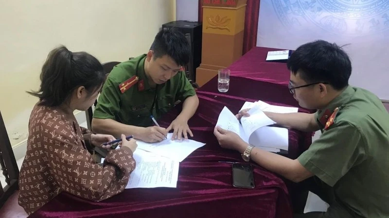 Công an xã Đầm Hà, huyện Đầm Hà làm việc với trường hợp vi phạm đăng tải thông tin trên mạng xúc phạm đến uy tín cơ quan tổ chức.