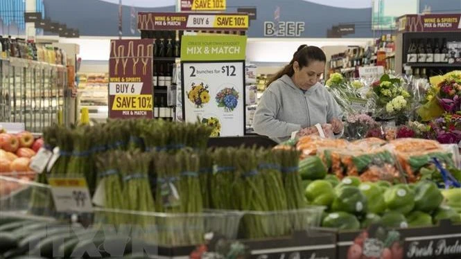 Khách hàng lựa chọn hàng hóa trong siêu thị ở San Mateo, bang California (Mỹ) ngày 12/4/2023. (Ảnh: THX/TTXVN)