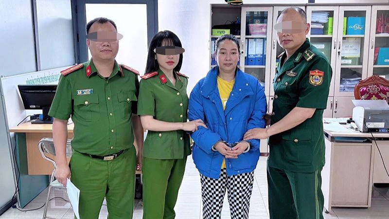 Công an tỉnh Tuyên Quang phối hợp các đơn vị chức năng tỉnh Lạng Sơn bắt giữ đối tượng Lương Thị Huệ. 