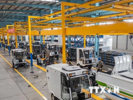 Công nhân làm việc tại nhà máy sản xuất xe điện ở tỉnh An Huy, Trung Quốc, ngày 12/1/2023. (Ảnh: THX/TTXVN)