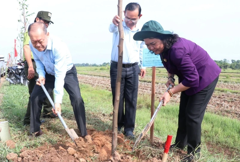 Lãnh đạo tỉnh Bến Tre trồng cây tại các tuyến đường trên địa bàn huyện Ba Tri.