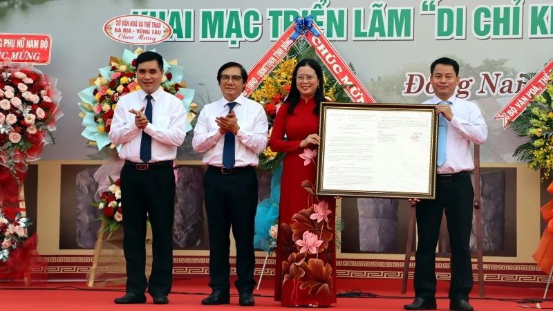 Đại diện tỉnh Đồng Nai đón nhận Quyết định của Thủ tướng Chính phủ công nhận Sưu tập đàn đá Bình Đa là Bảo vật quốc gia.