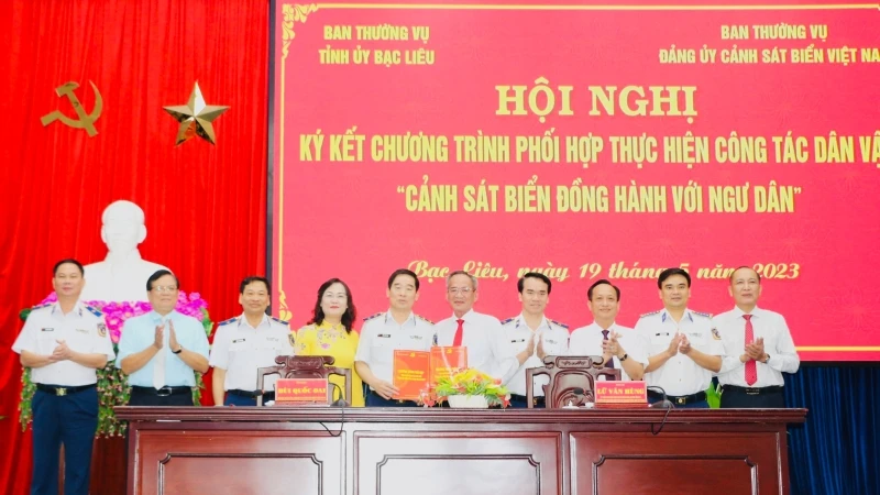 Tỉnh Bạc Liêu và Cảnh sát biển Việt Nam tại lễ ký kết.