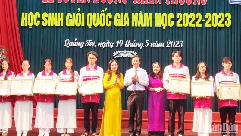 Phó Chủ tịch Ủy ban nhân dân tỉnh Quảng Trị Hoàng Nam trao Bằng khen cho các học sinh đạt giải Nhì. 