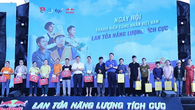 Phó Chủ tịch Thường trực Hội Liên hiệp Thanh niên Việt Nam Nguyễn Kim Quy (thứ 8 từ phải sang) trao quà tặng đại diện gia đình thanh niên công nhân gặp tai nạn lao động có hoàn cảnh khó khăn.