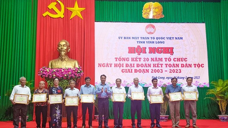 Uỷ ban nhân dân tỉnh Vĩnh Long trao Bằng khen cho các cá nhân có thành tích xuất sắc trong công tác tổ chức Ngày hội Đại đoàn kết dân tộc, giai đoạn 2003-2023. 