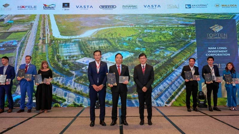 Ông Văn Viết Sơn, Giám đốc điều hành Nam Long Land, Nam Long Group, nhận Giải thưởng “Tốp 10 Chủ đầu tư hàng đầu Việt Nam” tại BCI Asia Awards 2023.