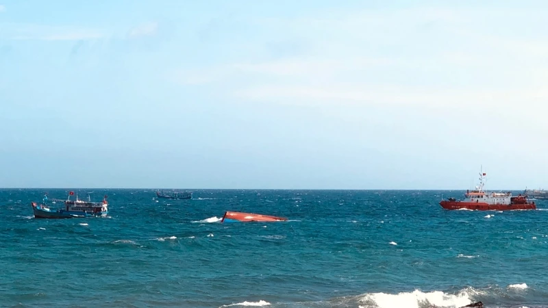 Tàu cá của ngư dân Phú Quý bị chìm trên vùng biển Phú Quý, Bình Thuận.