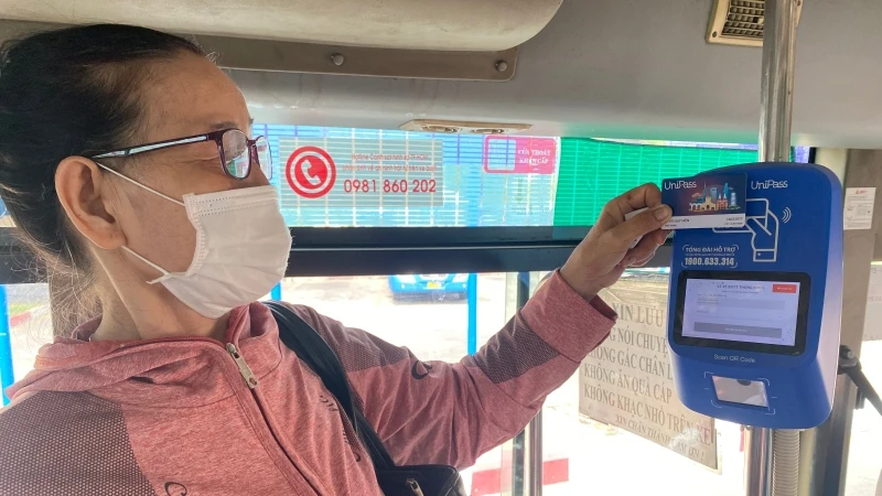 Hệ thống thẻ thanh toán vé xe buýt không dùng tiền mặt cài đặt trên các tuyến xe buýt tại Thành phố Hồ Chí Minh.