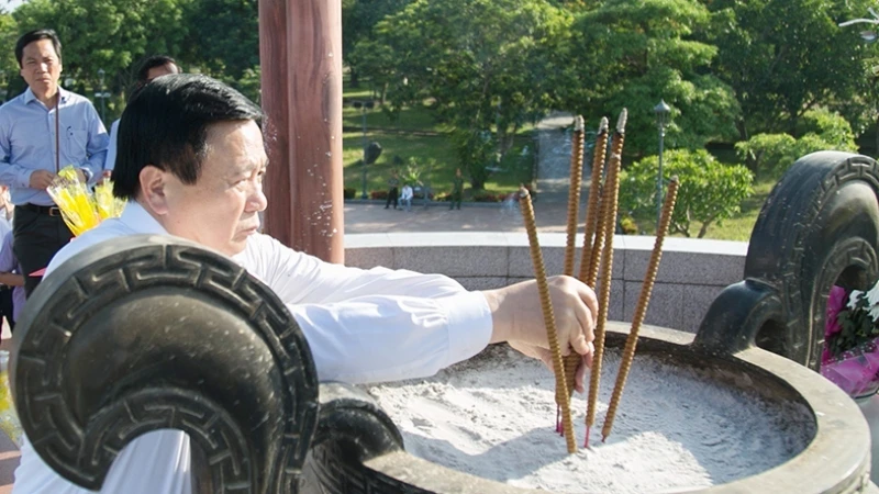 Đồng chí Nguyễn Xuân Thắng dâng hương tại tượng đài ở Di tích lịch sử quốc gia đặc biệt Thành cổ Quảng Trị.