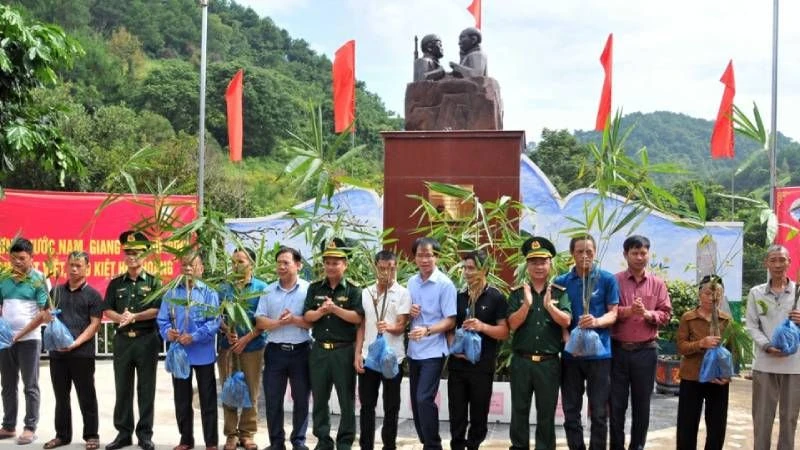 Cán bộ, chiến sĩ Đồn biên phòng Ba Sơn, Cao Lộc (Lạng Sơn), trao tặng giống cây tre Bát độ cho bà con xã Cao Lâu (Cao Lộc).