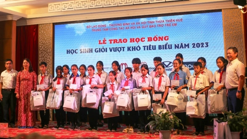 Trao học bổng cho học sinh nghèo vượt khó tiêu biểu tại tỉnh Thừa Thiên Huế năm 2023.