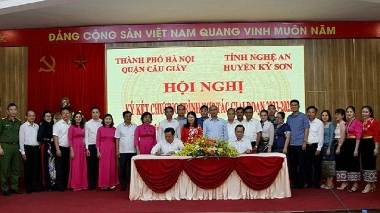 Quận Cầu Giấy (Hà Nội) ký kết hợp tác giúp huyện Kỳ Sơn (Nghệ An) tháo gỡ khó khăn.