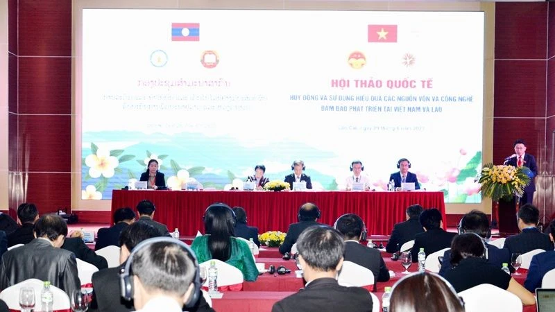 Hội thảo “Huy động và sử dụng hiệu quả các nguồn vốn và công nghệ bảo đảm phát triển nhanh và bền vững tại Việt Nam và Lào”. (Ảnh: QUỐC HỒNG)