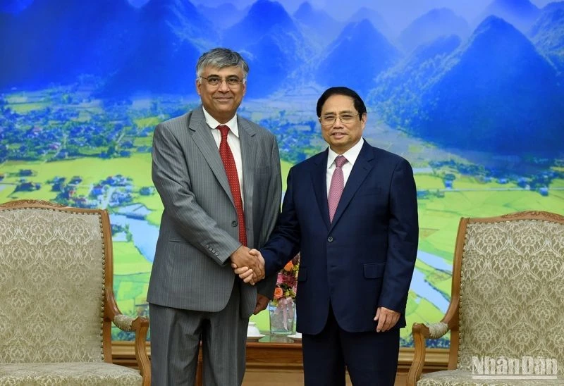 Thủ tướng Phạm Minh Chính và ông Sanjaya Panth, Phó Vụ trưởng Vụ châu Á-Thái Bình Dương của Quỹ Tiền tệ Quốc tế (IMF).