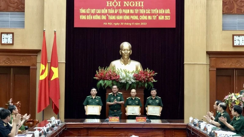 Thượng tướng Võ Minh Lương trao tặng Bằng khen của Bộ trưởng Quốc phòng cho 3 tập thể có thành tích xuất sắc.