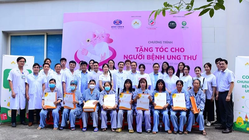 Đoàn công tác của Bộ Y tế thăm và tặng quà các bệnh nhân ung thư đang điều trị tại Bệnh viện đa khoa tỉnh Tuyên Quang.