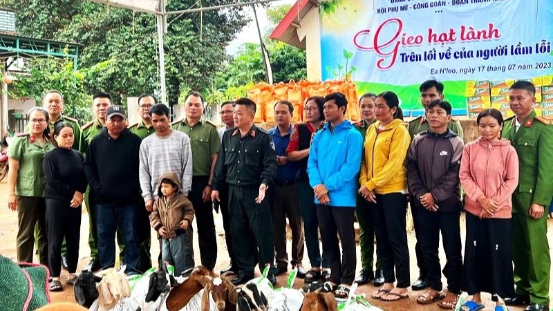 Lãnh đạo và cán bộ, chiến sĩ Công an huyện Ea H'leo cùng các hộ dân tham gia chương trình.