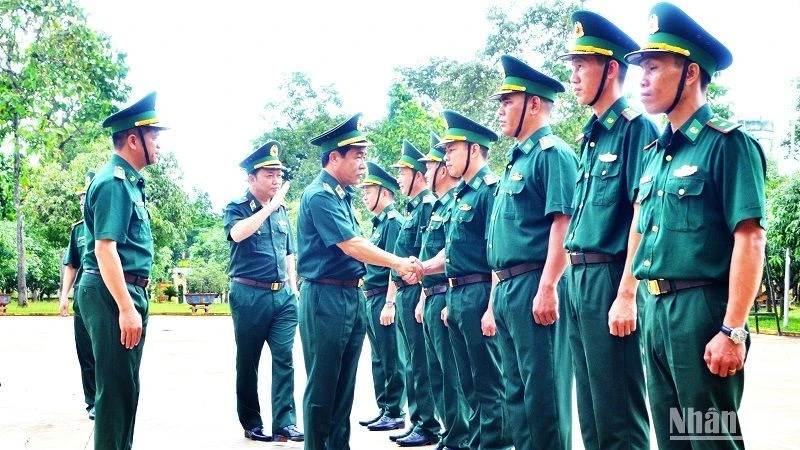 Trung tướng Lê Đức Thái cùng đoàn công tác Bộ Tư lệnh Bộ đội Biên phòng đến thăm và kiểm tra Đồn Biên phòng Serepok. Ảnh: Nguyễn Dân.