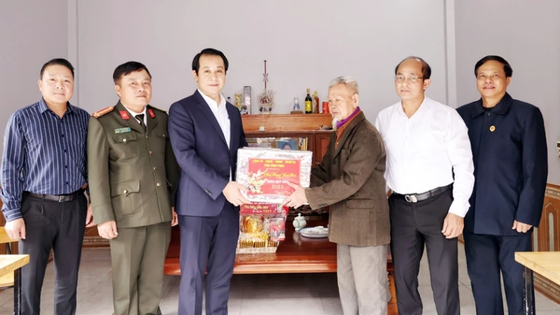 Phó Bí thư Thường trực Tỉnh ủy Phạm Hoàng Anh tặng quà thương binh Dương Văn Hôm, thị trấn Bá Hiến, huyện Bình Xuyên.
