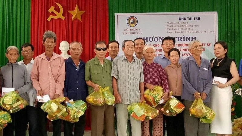 Tặng quà cho gia đình thương binh liệt sĩ xã Xuân Quang 1, huyện Đồng Xuân, Phú Yên.