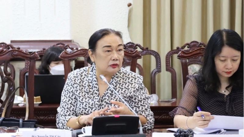 Bà Nguyễn Thị Cúc, Chủ tịch Hội tư vấn thuế, Nguyên Phó Tổng cục trưởng Tổng cục thuế, Bộ Tài chính phát biểu tại hội thảo “Kiểm soát thuốc lá mới có trách nhiệm”.
