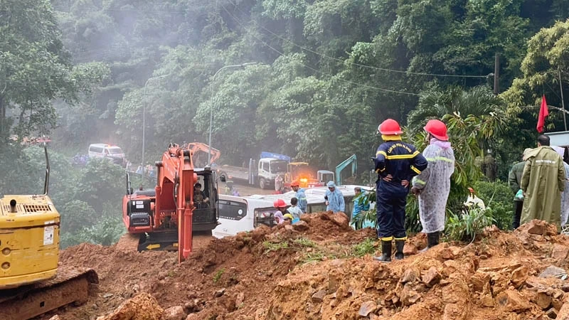 Các lực lượng, phương tiện được huy động tìm kiếm nạn nhân vụ sạt lở trên đèo Bảo Lộc.