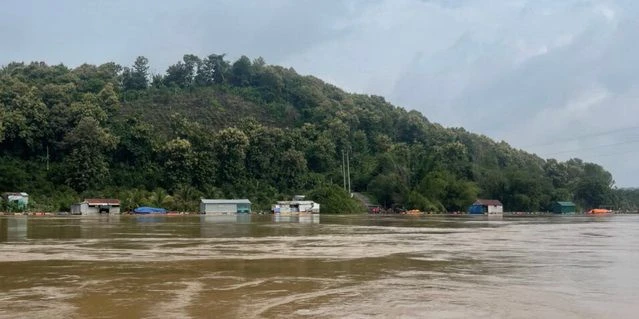 Mực nước sông Đồng Nai đang vượt mức báo động 3.