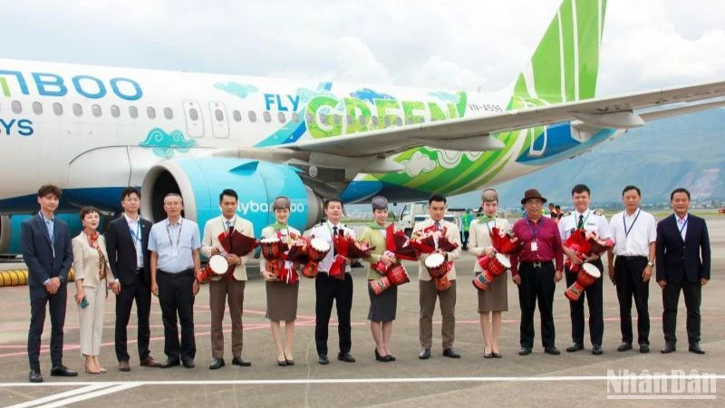 Bamboo Airways chào đón hành khách trên chuyến bay thẳng Hà Nội-Lệ Giang (Trung Quốc) đầu tiên.
