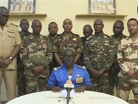 Đại tá Amadou Abdramane (ngồi), Người Phát ngôn của Hội đồng Quốc gia Bảo vệ Tổ quốc (CNSP) tại Niger, tuyên bố đảo chính trên truyền hình quốc gia ngày 26/7. (Ảnh: AFP/TTXVN)