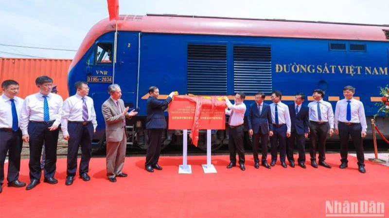 Tổng Công ty Đường sắt Việt Nam tổ chức đón chuyến tàu hàng đầu tiên chuyên tuyến Thạch Gia Trang (Trung Quốc) - Yên Viên (Việt Nam).