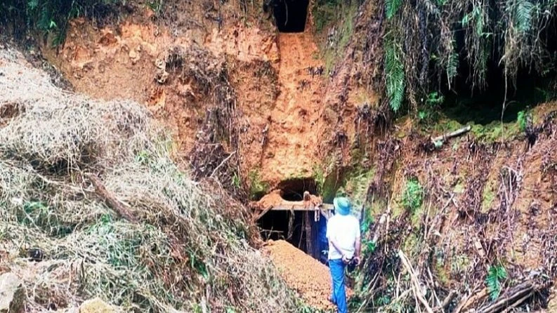 Cửa các đường hầm khai thác vàng trái phép.