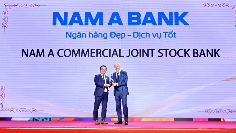 Đại diện Nam A Bank, ông Võ Hoàng Hải, Phó Tổng giám đốc (trái) nhận giải thưởng từ Ban tổ chức.