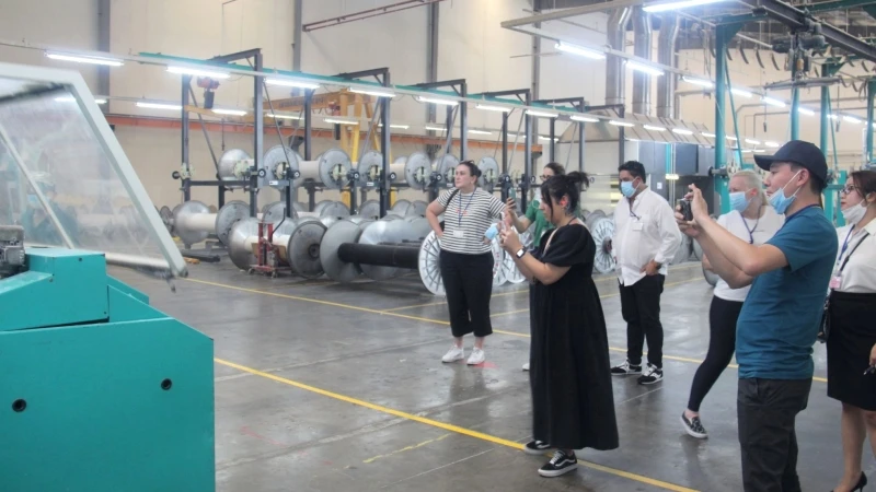 Phái đoàn tham quan nhà máy sợi của Công ty cổ phần Vinatex Phú Hưng.