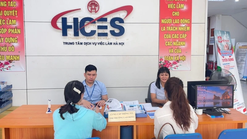 Lao động tìm hiểu thông tin tại Trung tâm dịch vụ việc làm Hà Nội. (Ảnh: HCES)
