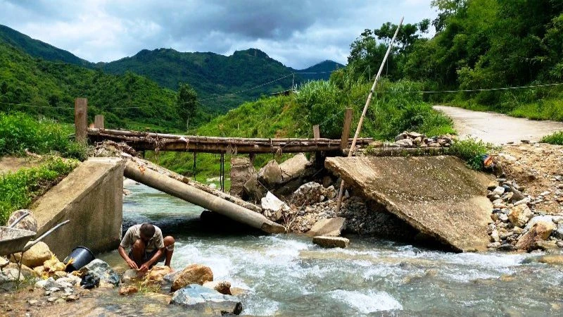Cầu tràn kết nối bản Na Tao với bản Cơm, xã Pù Nhi, huyện Mường Lát, tỉnh Thanh Hóa bị hư hỏng do mưa lũ.