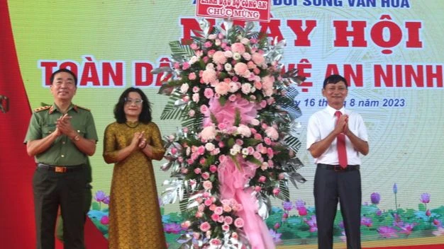 Thứ trưởng Công an Trần Quốc Tỏ tặng lẵng hoa chúc mừng Ngày hội toàn dân bảo vệ an ninh Tổ quốc xã Quang Trung, huyện Thống Nhất.
