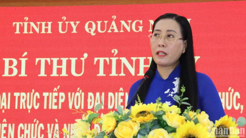 Đồng chí Bùi Thị Quỳnh Vân, Ủy viên Trung ương Đảng, Bí thư Tỉnh ủy, Chủ tịch Hội đồng nhân dân tỉnh Quảng Ngãi phát biểu kết luận tại buổi đối thoại