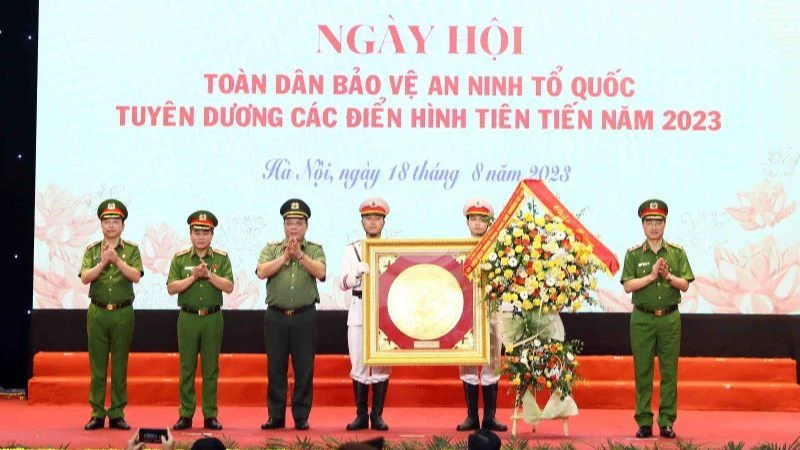 Thứ trưởng Công an, Trung tướng Nguyễn Duy Ngọc tặng hoa Ban Chỉ đạo 138 thành phố Hà Nội.