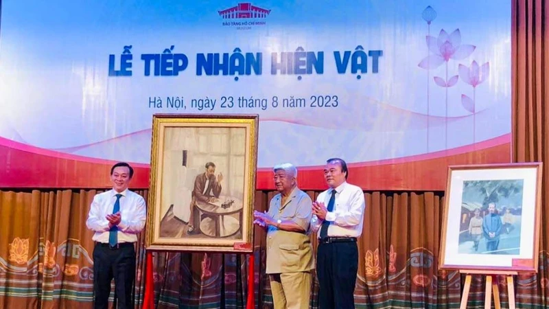 Tiếp nhận bức tranh sơn dầu "Bác Hồ viết Tuyên ngôn độc lập" của họa sĩ Văn Giáo do ông Đoàn Văn Đức (ngoài cùng bên phải) hiến tặng.