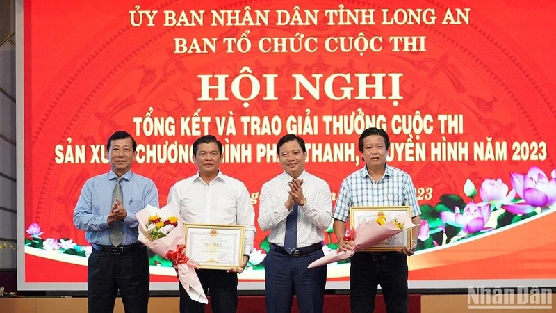 Lãnh đạo tỉnh Long An trao thưởng giải nhất phát thanh và truyền hình cho Trung tâm văn hóa huyện Cần Giuộc và thành phố Tân An, Long An.