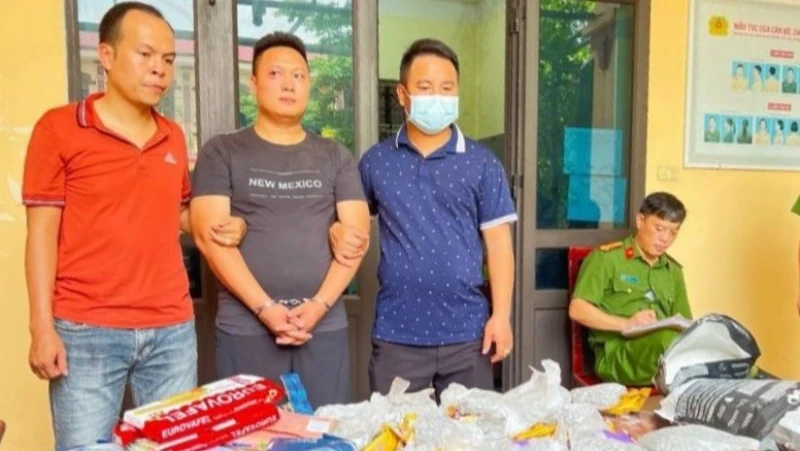 Đối tượng Nguyễn Mạnh Cường và số ma túy bị thu giữ.