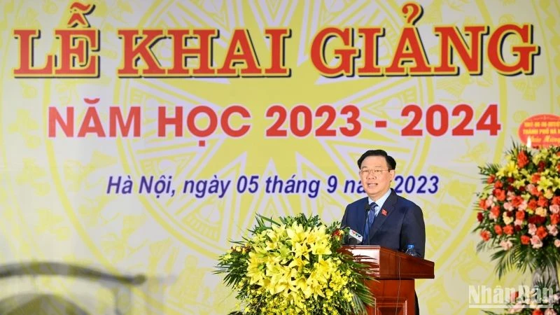 Chủ tịch Quốc hội Vương Đình Huệ phát biểu tại lễ khai giảng.