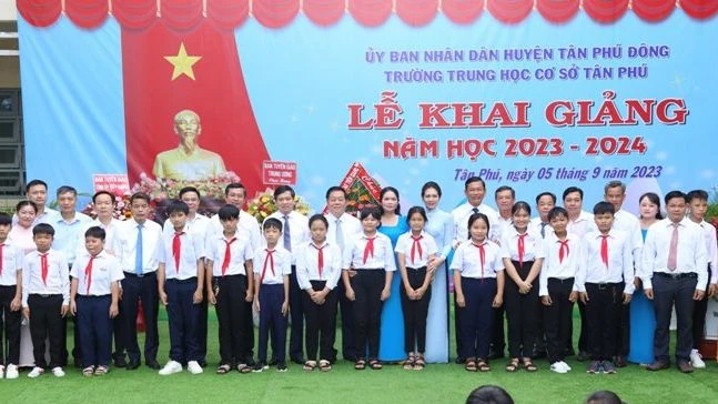 Đồng chí Nguyễn Trọng Nghĩa trao quà cho các em học sinh nghèo huyện Tân Phú Đông.