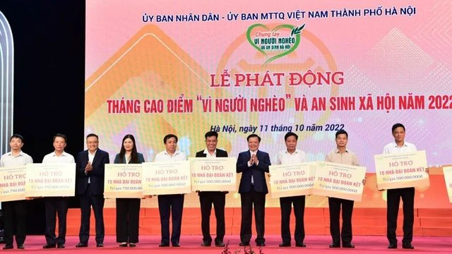 Lãnh đạo thành phố Hà Nội hỗ trợ nhà Đại đoàn kết cho các địa phương.