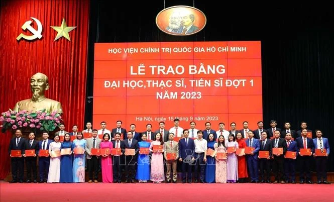 PGS, TS Hoàng Phúc Lâm, Phó Giám đốc Học viện Chính trị quốc gia Hồ Chí Minh trao bằng đại học, thạc sĩ, tiến sĩ đợt 1 - năm 2023 cho các học viên. (Ảnh: Văn Điệp/TTXVN)