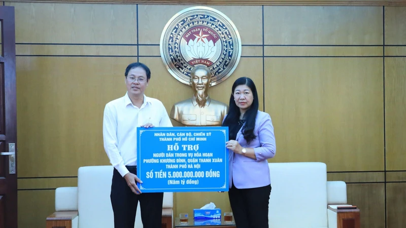 Chủ tịch Ủy ban Mặt trận Tổ quốc Việt Nam thành phố Hà Nội tiếp nhận 5 tỷ đồng từ Đảng bộ, chính quyền, cán bộ, chiến sĩ và nhân dân Thành phố Hồ Chí Minh ủng hộ nạn nhân vụ cháy,