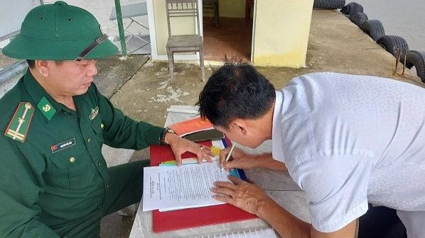 Bộ đội Biên phòng Nghệ An tổ chức cho ngư dân ký cam kết không vi phạm các quy định IUU.