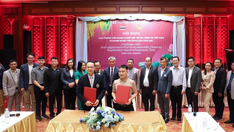 Các doanh nghiệp Việt Nam và Thái Lan ký kết biên bản ghi nhớ hợp tác.